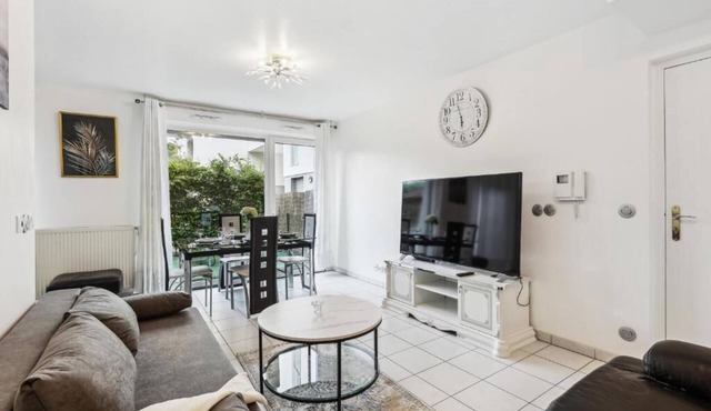 Apart-Chic-Les-Ulis with terrace and parking.