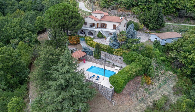 Apartment 'Chataigniers' with Mountain View, Private Pool and Wi-Fi