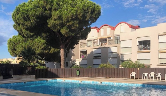 Apartment in wooded residence with swimming pool