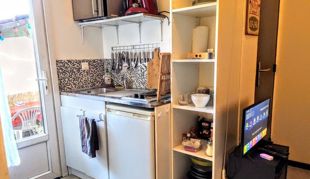 Apartment 'Le Petit Studio De Nîmes' with Shared Terrace, Wi-Fi and Air Conditioning