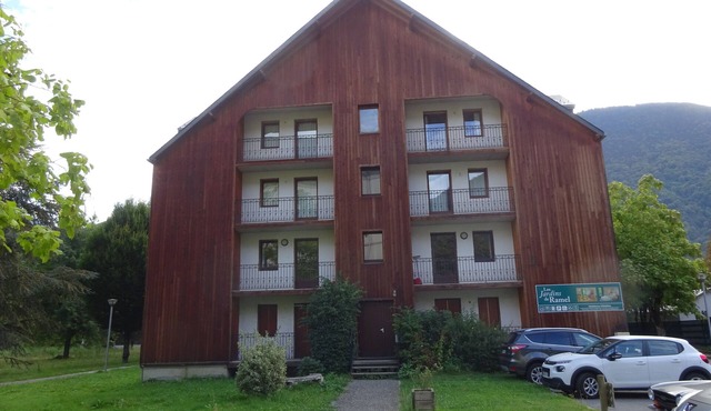 Appartement. Dans un Parc. A 5 Minutes à Pied du Centre Ville. Idéal Curistes