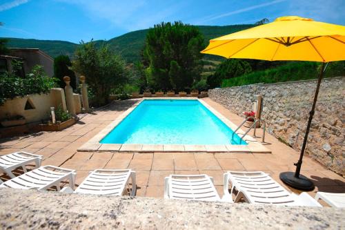 Appartement spacieux à La Roche-sur-le-Buis avec piscine privée.