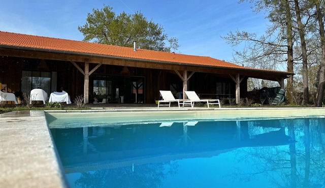 Architect-designed wooden house, covered terrace 100 m2, 30 minutes from the beach