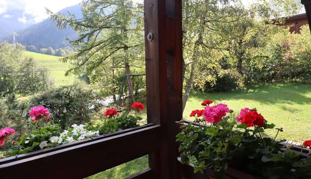 Architect's chalet, peaceful, 2 bedrooms, near Arêches and slope, for 7 people