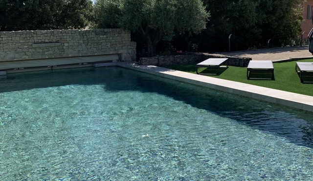 At the foot of Mont Ventoux, a beautiful, air-conditioned house in a quiet setting with a pool and spa