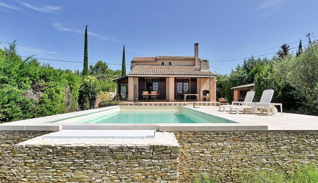 Awesome home in Saint-Pierre-de-Vassol