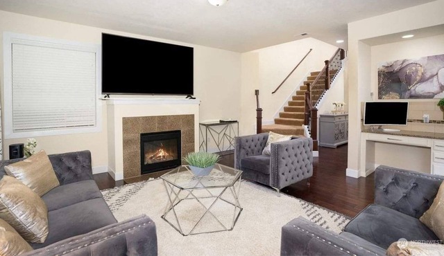 B10: ELEGANT VILLA in Bothell