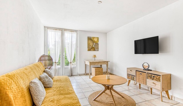Barrail du Moulin Cottage with Private Terrace and Wi-Fi in Bégadan