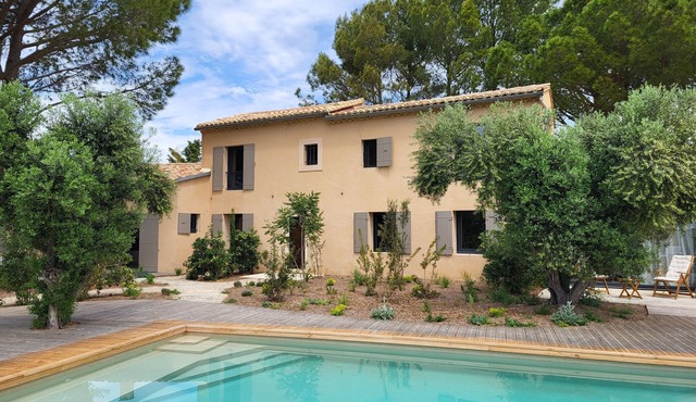 Bastide provençale amidst vineyards with swimming pool and lovely view - Sleeps 12