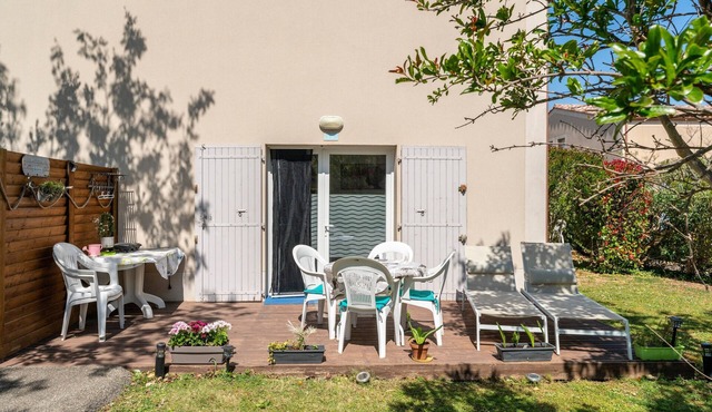 Bastidon at the foot of Ventoux with shared swimming pools and Wi-Fi