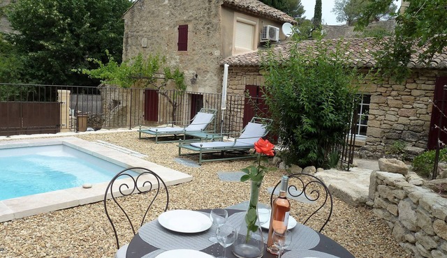 Bastidon of character in stone with swimming pool at the foot of the Luberon