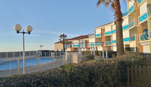 Beachfront apartment with pool, air conditioning and wifi in Frontignan