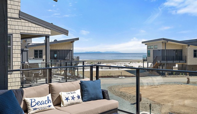 Beachfront Luxury, Well-Stocked, Sleeps 6 in Black Creek