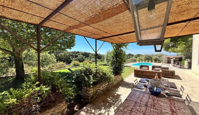 Beaumes de Venise, mas, 4 bedrooms, with swimming pool in the middle of the vineyards