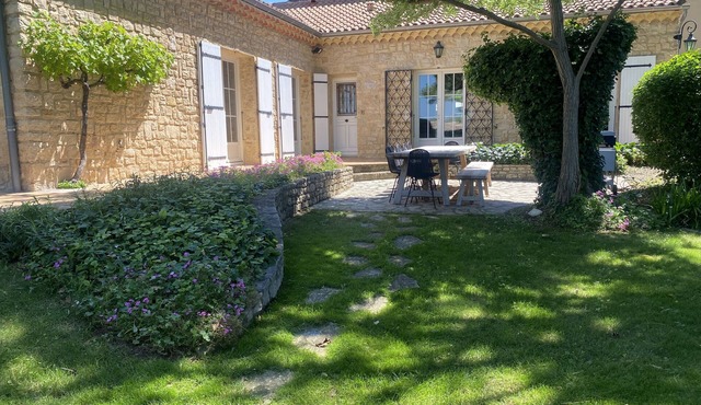 Beaumes de Venise-Avignon proximity - an oasis in the heart of the vineyards