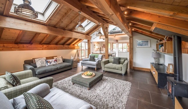 Beautiful 5 bedroom chalet with amazing views. Walk to restaurant and shops