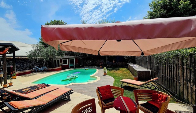 Beautiful 5-bedroom house in Nantes and swimming poolperfect for family getaways