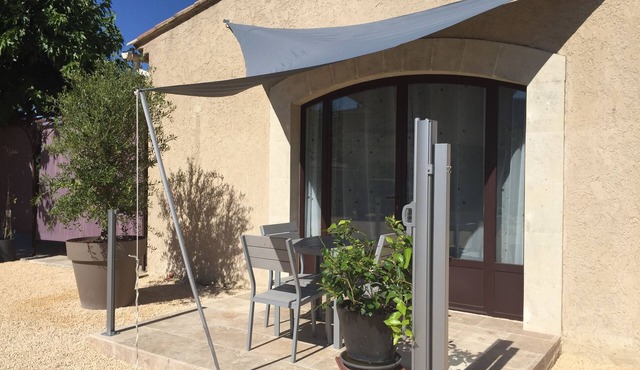 Beautiful air-conditioned apartment with swimming pool at the foot of the Luberon