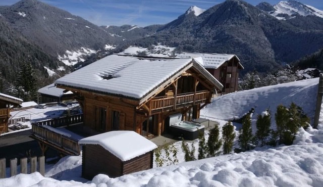 Beautiful Chalet Near Ski-lift - Sleeps 12