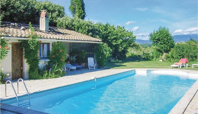 Beautiful home in Grignan with WiFi and Outdoor swimming pool