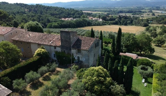 Beautiful house, renovated, 6 bedrooms, 5 bathrooms, 6 toilets, swimming pool