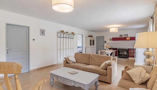 Beautiful private villa for 6 guests with WIFI, private pool, A/C, TV, patio and parking