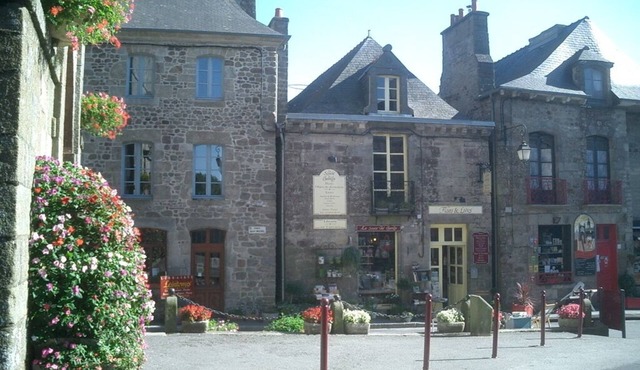 Beautiful renovated stone cottage, close to Brittany's major attractions in Bazouges-la-Perouse