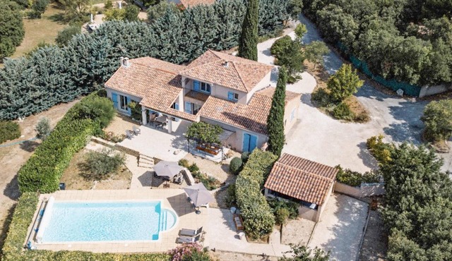 Beautiful villa with pool close to Mont-Ventoux
