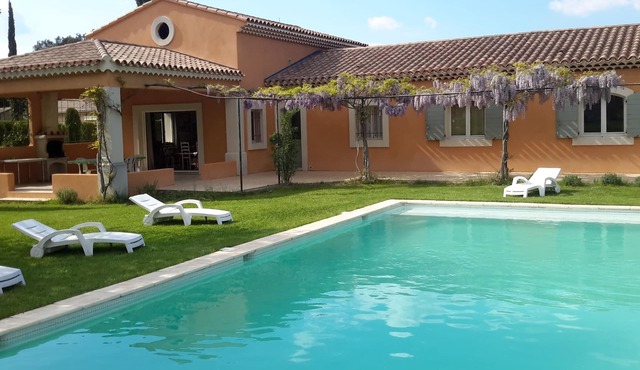 BEAUTIFUL VILLA, NEAR L'ISLE SUR SORGUE, EXCEPTIONAL VIEW OF THE LUBERON