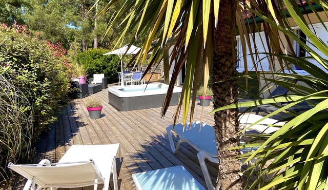 BEAUTIFUL VILLA WITH HEATED JACUZZI AND WIFI, facing the golf course in Lacanau-Océan; sleeps 6, 3 bedrooms, 2 bathrooms