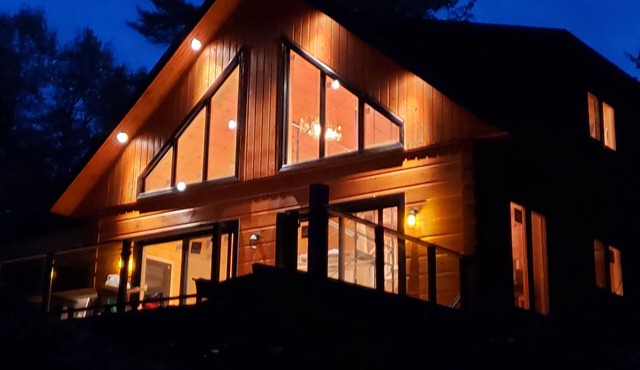 Beautiful waterfront log home in Gravenhurst