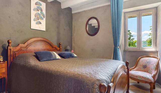 Bed and Breakfast 'Chambre Chataignier Avec Piscine' with Mountain View, Shared Pool and Wi-Fi
