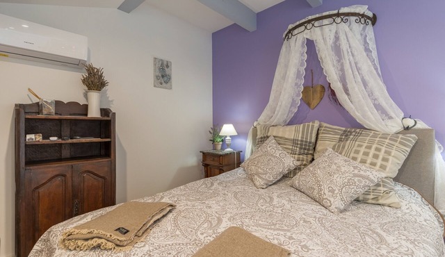 Bed and Breakfast 'Lavande' with Shared Pool, Wi-Fi and Air Conditioning