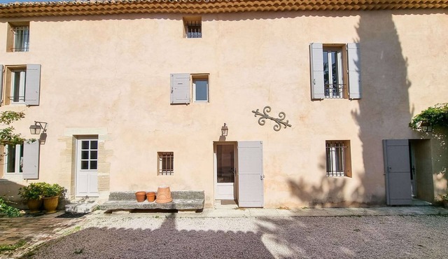 Between Mont Ventoux and Luberon, air-conditioned Provencal farmhouse with swimming pool, indoor.