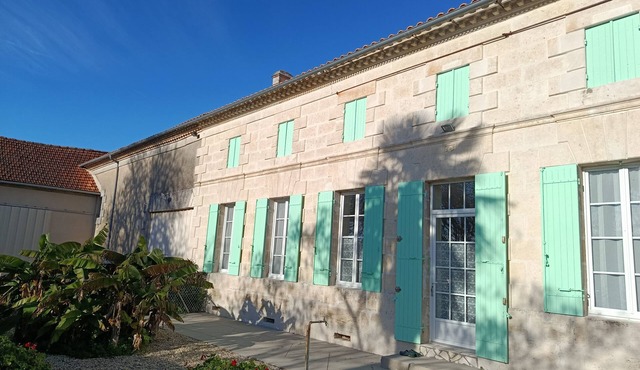 Between vineyards and estuary, discover Walter's winery