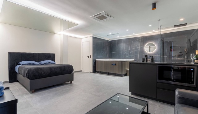 Black Suite Jacuzzi Disneyland