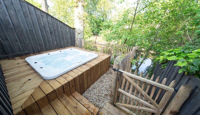 Bright house with spa and lake access
