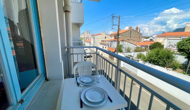 Bright Studio Near Beach & Market, Balcony & Parking