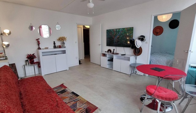 Bright, unoverlooked apartment