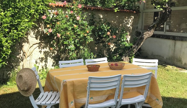 BURGUNDY: HOUSE WITH GARDEN AND BEAUTIFUL VIEW OF THE COUNTRYSIDE