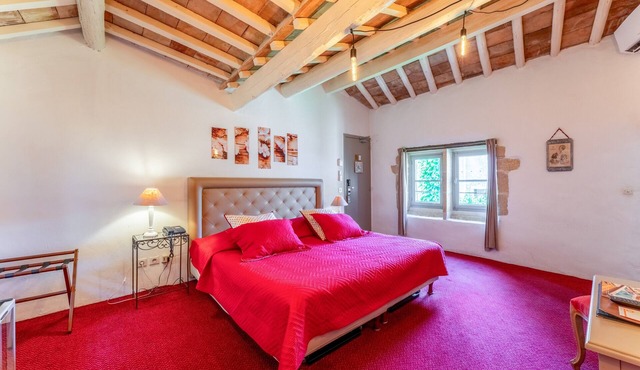 Carmin Room with Shared Pool, Wi-Fi, and Air Conditioning