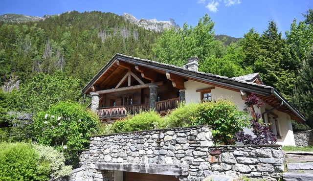 Catered 400sqm super-luxury chalet