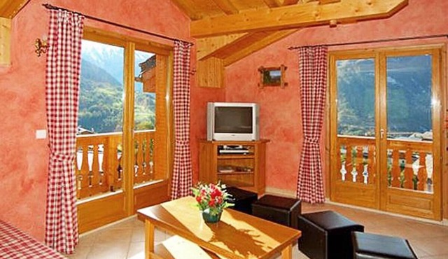 Chalet, at the foot of shops, sauna, terrace, balcony, fireplace or stove, parking, tv, 110m²