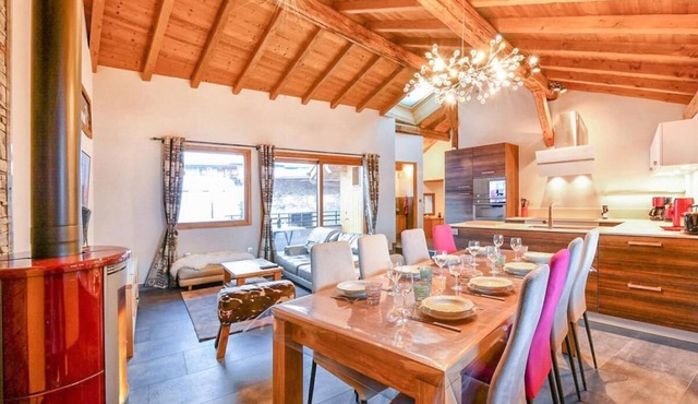 Chalet, 300m from shops, terrace, fireplace or stove, ski locker, 130m², Méribel