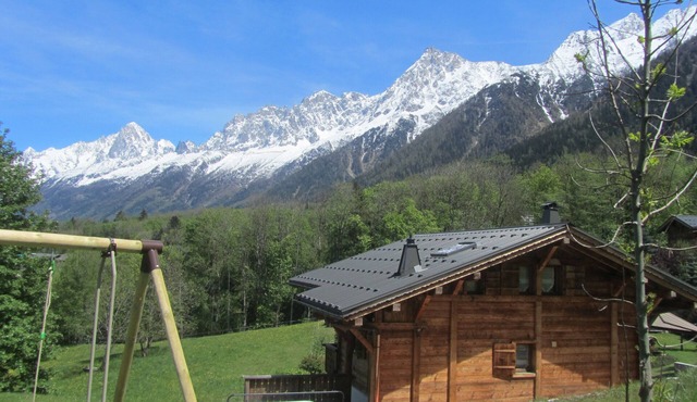 chalet 4*SPA TOUT CONFORT lit fait serviette de bain vue sur toute la chaine