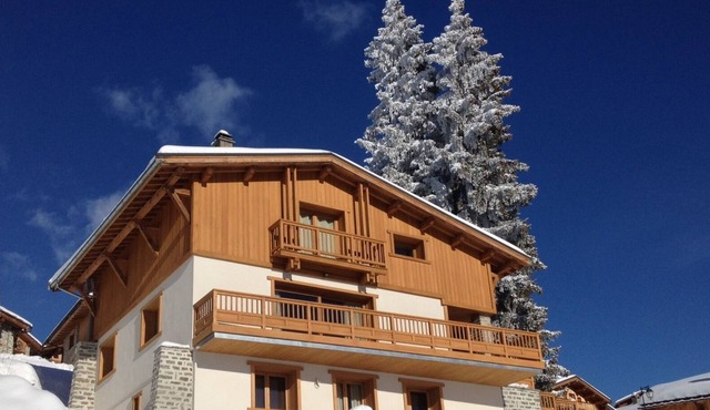 Chalet at the foot of the slopes, ski-back, clear view of the mountains.