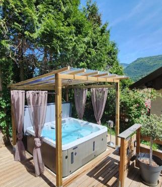 chalet cosy, jacuzzi privé, calme, idéal moto rando vélo