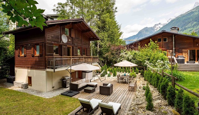 Chalet des Favrands - sleeps 6 guests in 3 bedrooms with Sauna & Parking