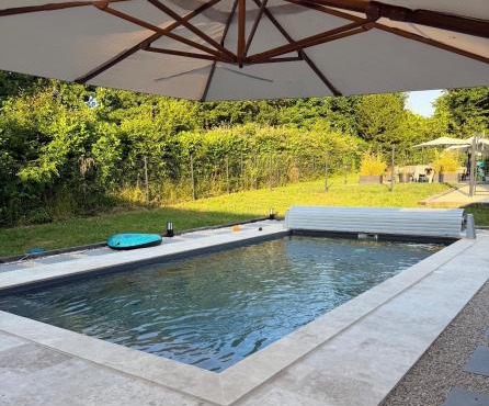 Chalet en bois indépendant, terrasse et accès piscine