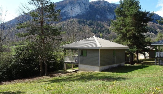 Chalet in a quiet wooded area 10 minutes from the village. Mountain view